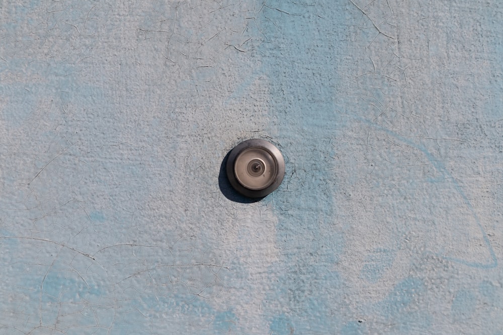 ein Knopf an der Seite eines Gebäudes
