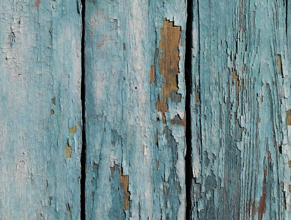Tavola di legno dipinta blu