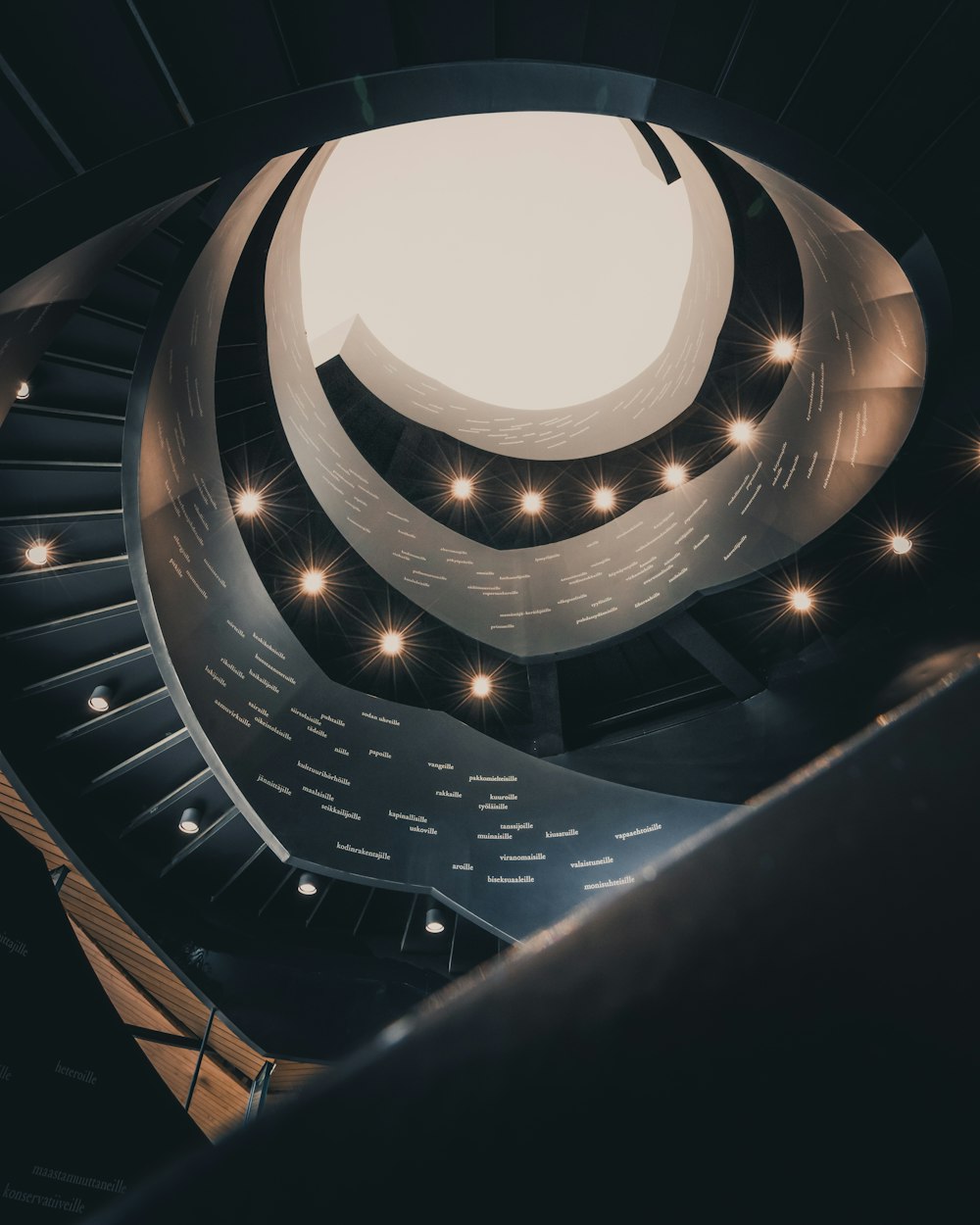 Escada em espiral iluminada