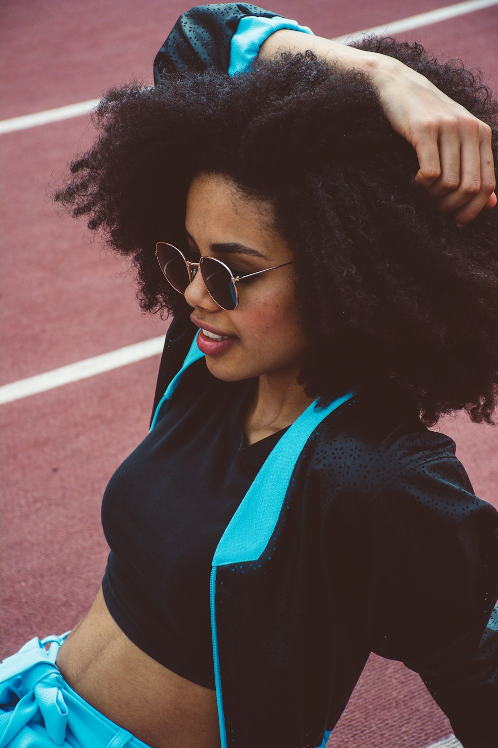 Mujer vestida de chaqueta negra y verde azulado