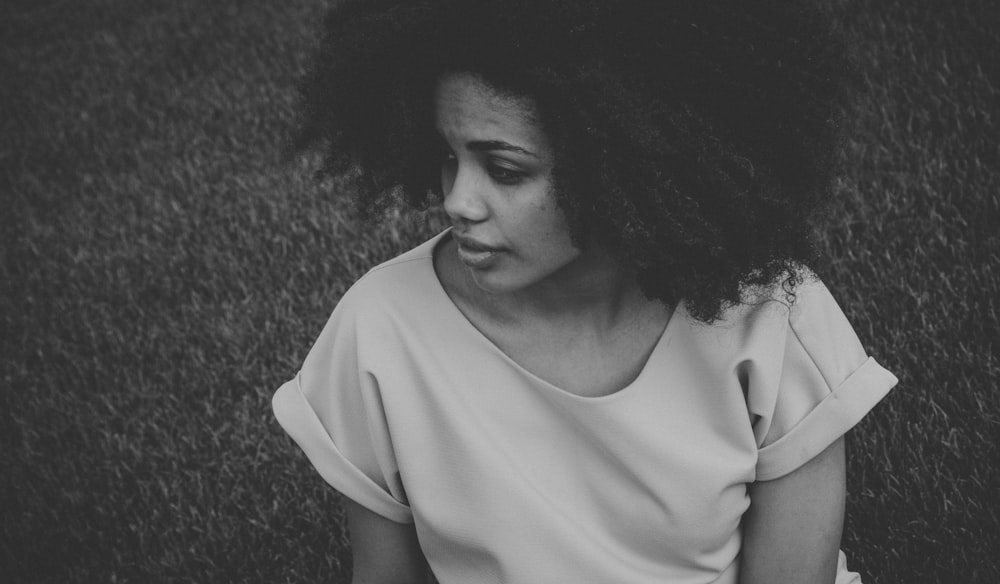 Photo en niveaux de gris d’une femme portant un t-shirt