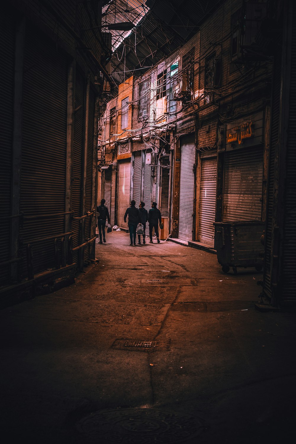 Silhouette de la personne marchant dans la rue