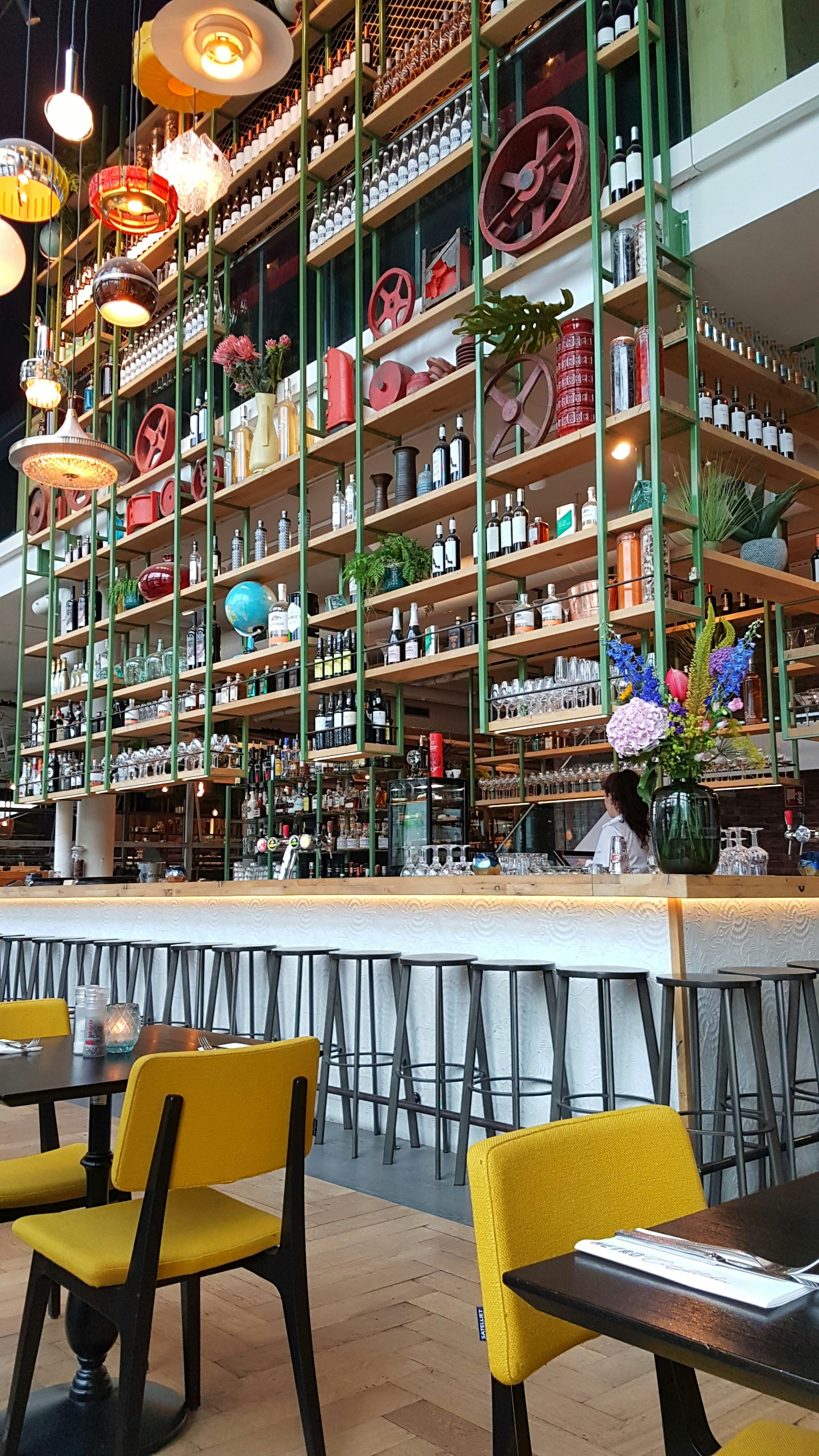 zwei gelbe Stühle neben weißem Thekentisch