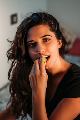 photography poses for dining,how to photograph woman in black top