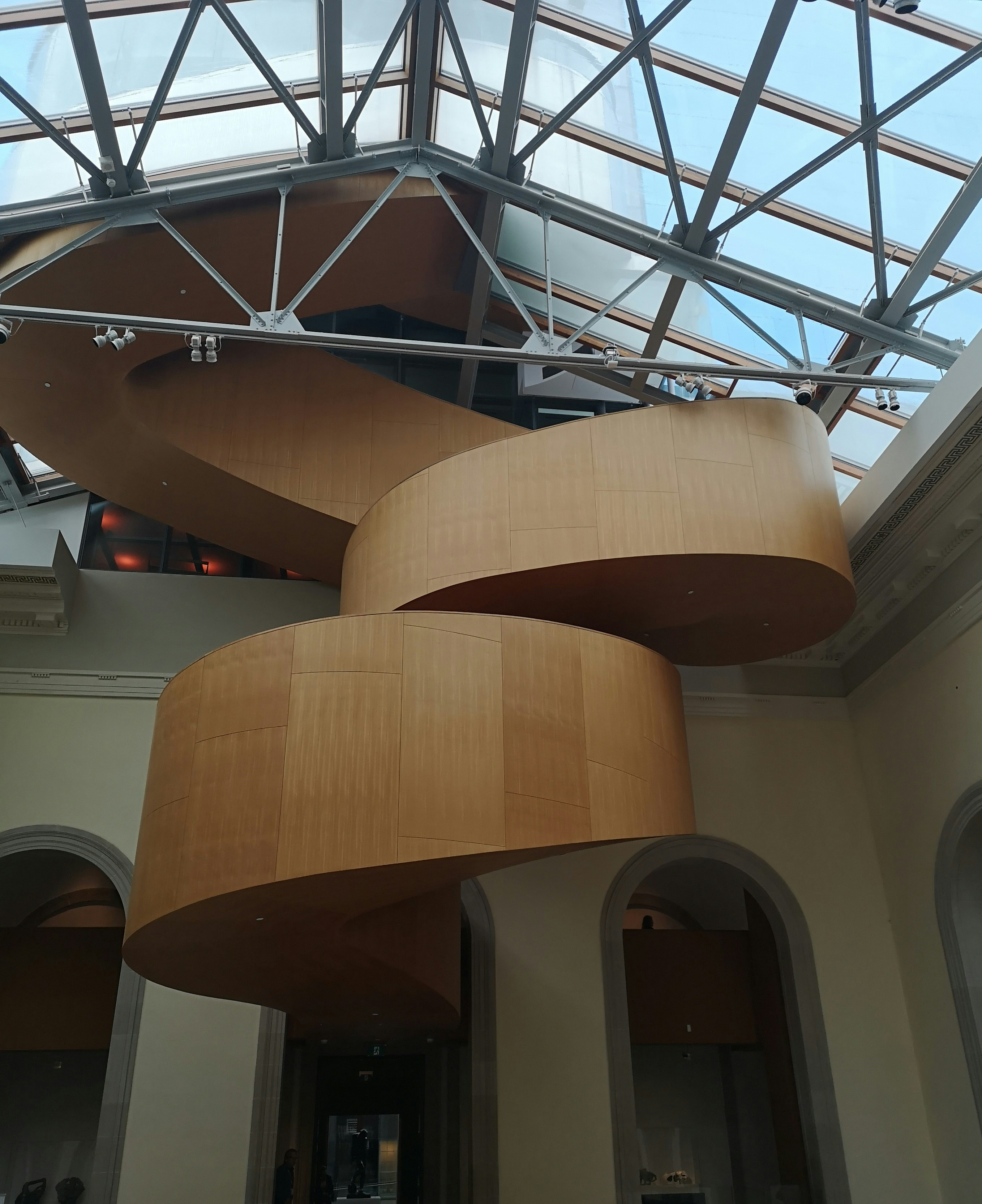 Fotografía arquitectónica de tobogán marrón