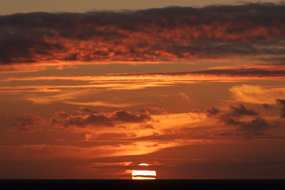 Céu nublado durante o pôr do sol