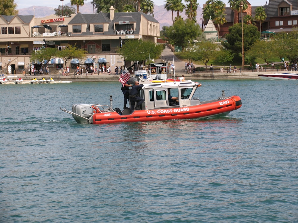 bateau rouge et gris