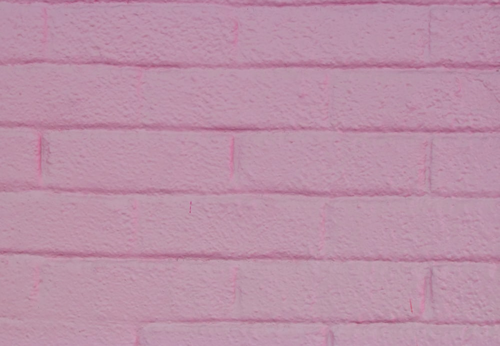 muro di mattoni rosa