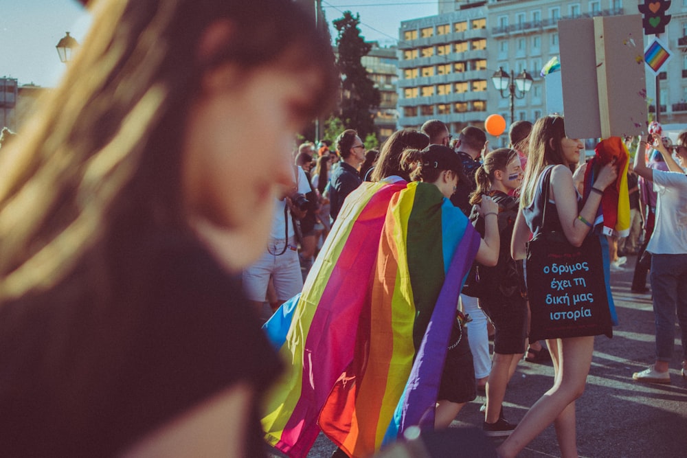 Foto von Menschen, die sich mit bunten Fahnen versammeln