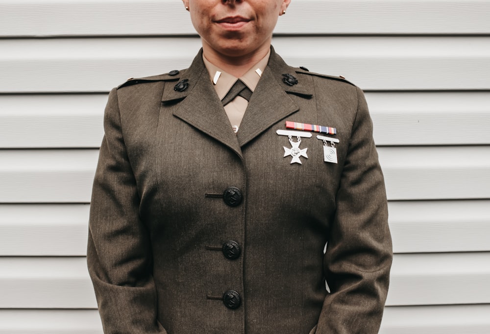 Femme portant l’uniforme du shérif