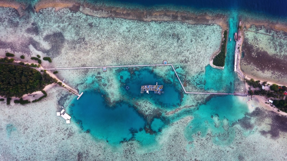 Isla y océano durante el día