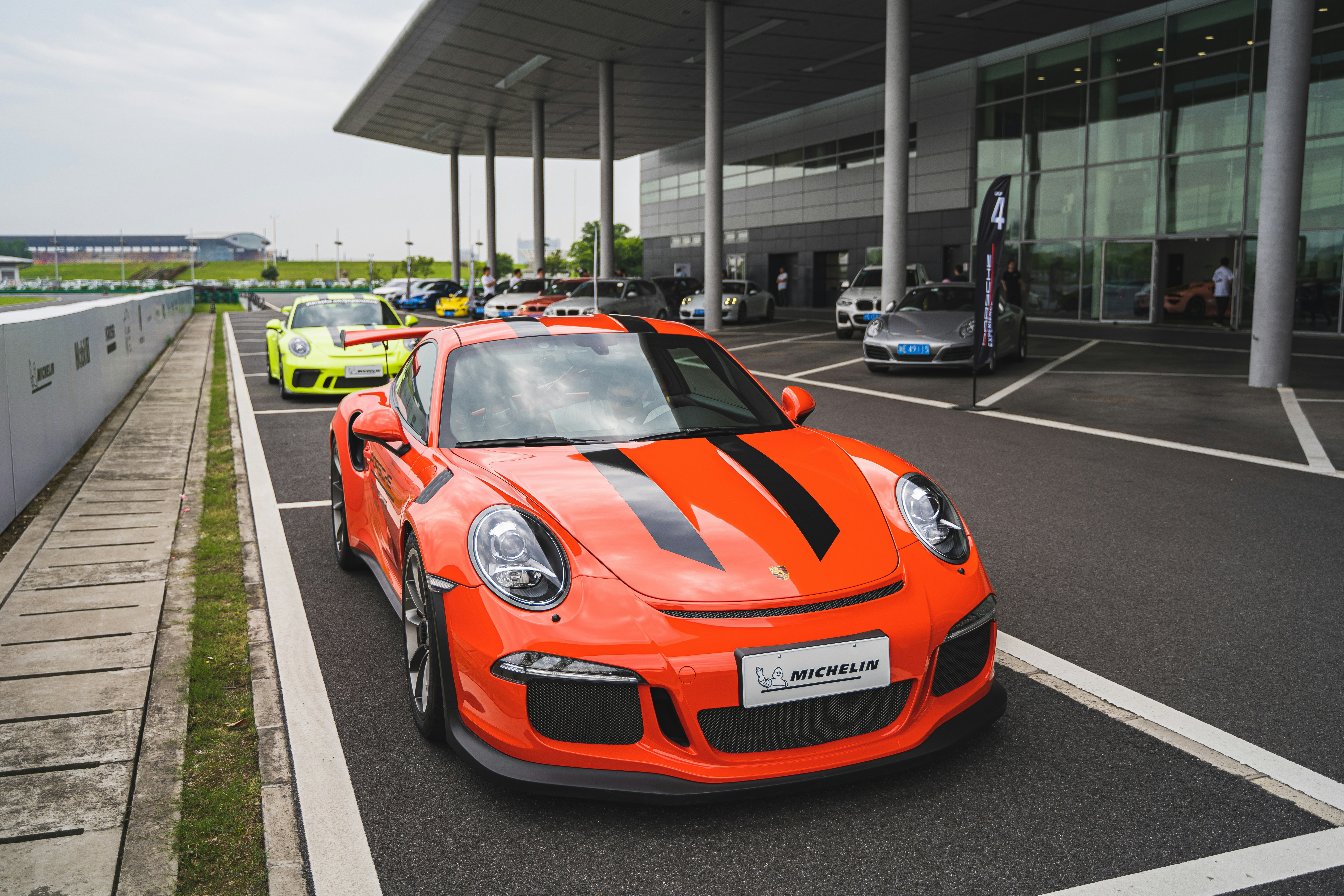 Porsche GT3 RS track, ilustrasi artikel Porsche 911 GT3 RS Wallpapers: Track-Ready Thrills for Your Screen 2