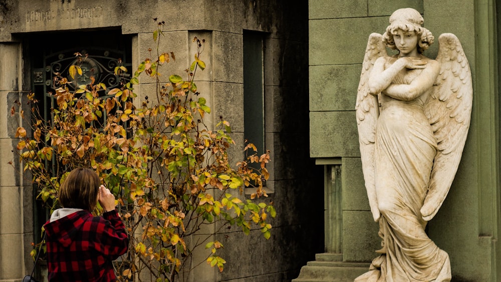 Engelsstatue in der Nähe der Pflanze