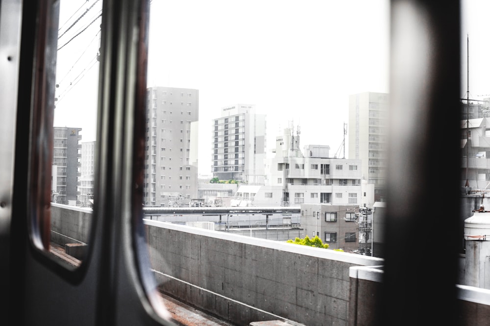 Blick auf eine Stadt aus einem Zugfenster