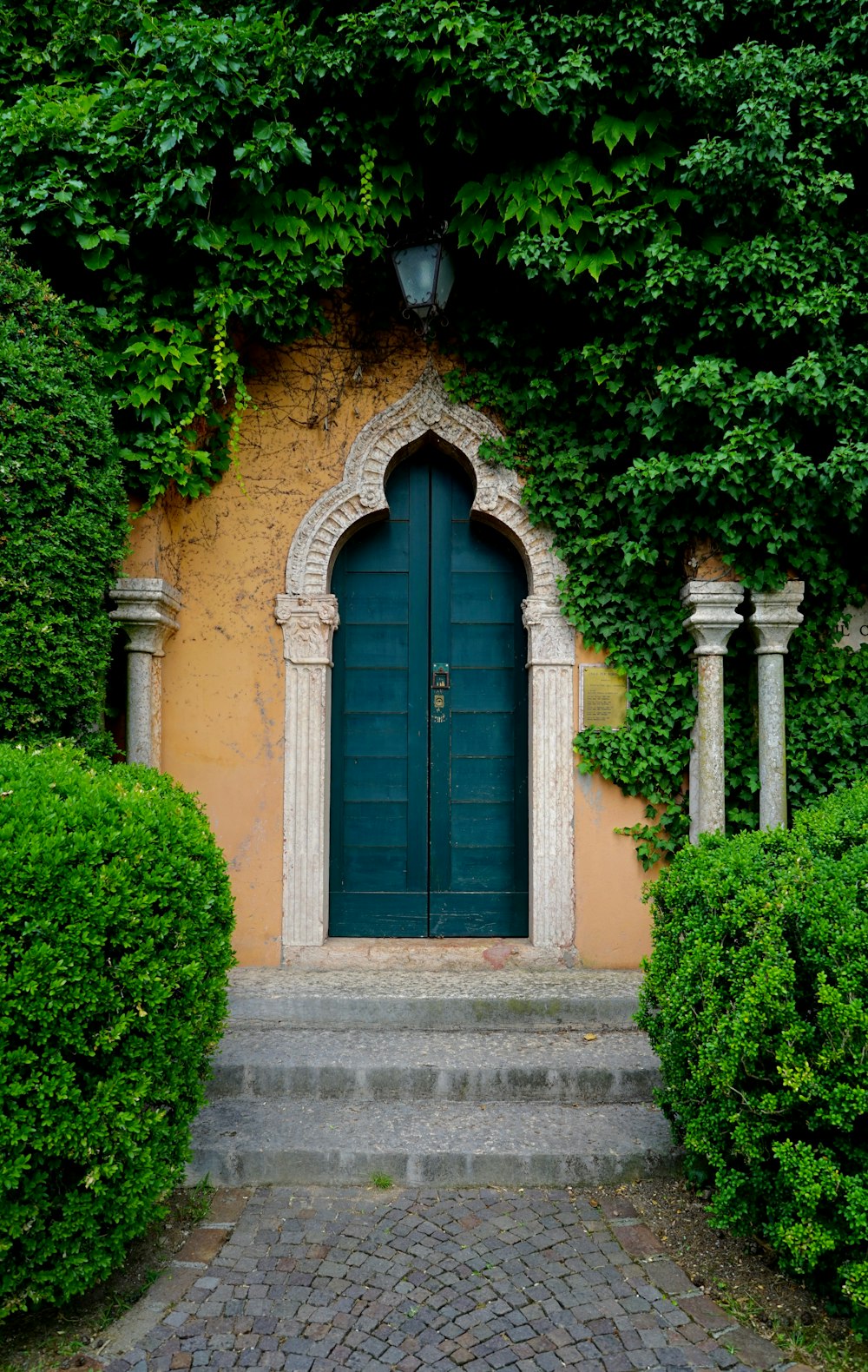 閉じた緑色の木製ドア