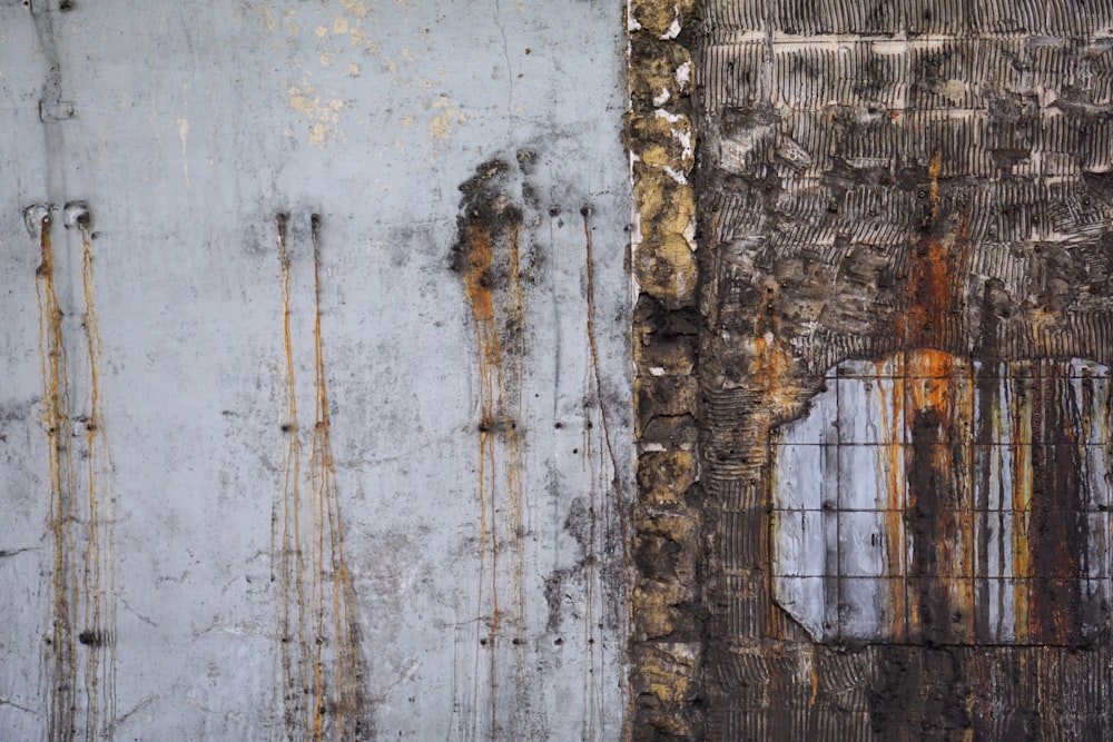 un mur qui a un peu de rouille dessus