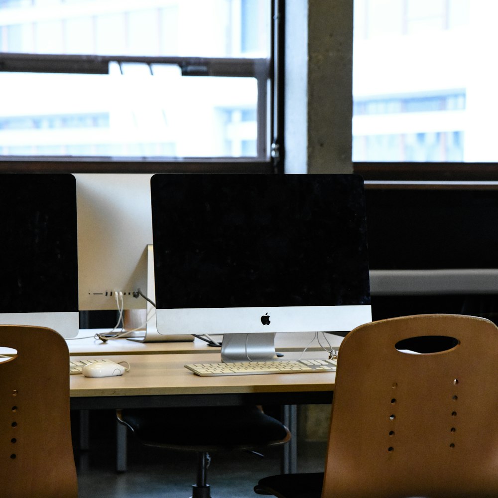 turned off silver iMac on desk