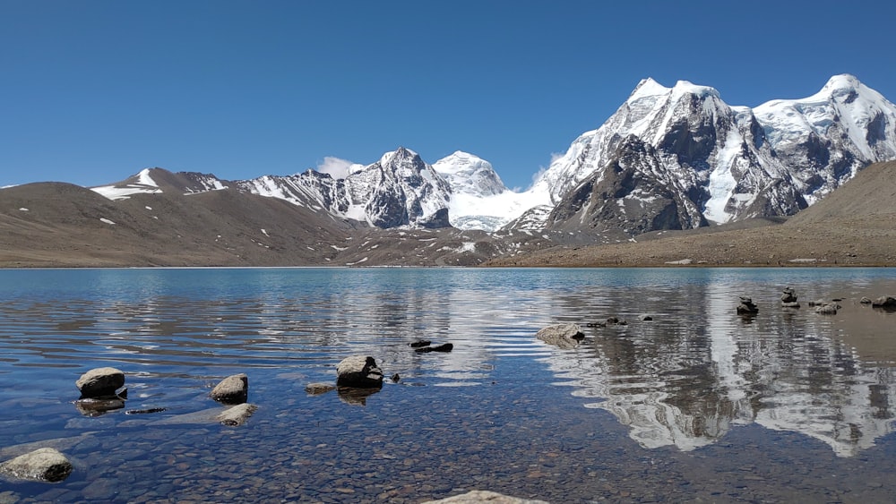 Plan d’eau près d’une montagne enneigée