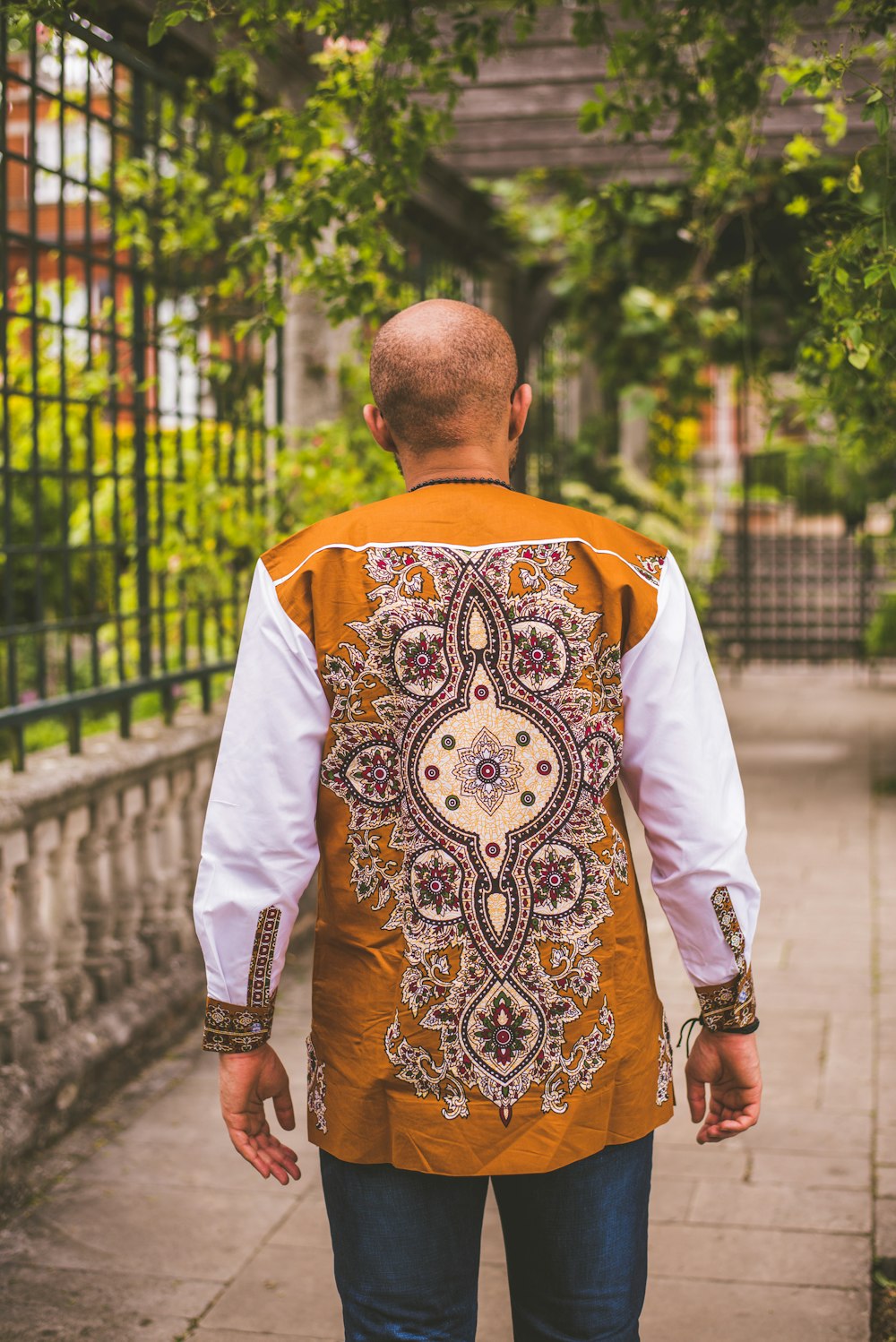 man wearing brown and white shirt