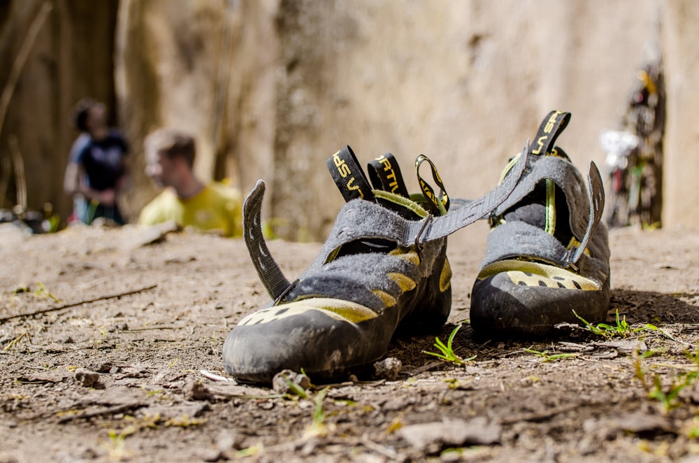 par de sapatos de caminhada pretos e amarelos