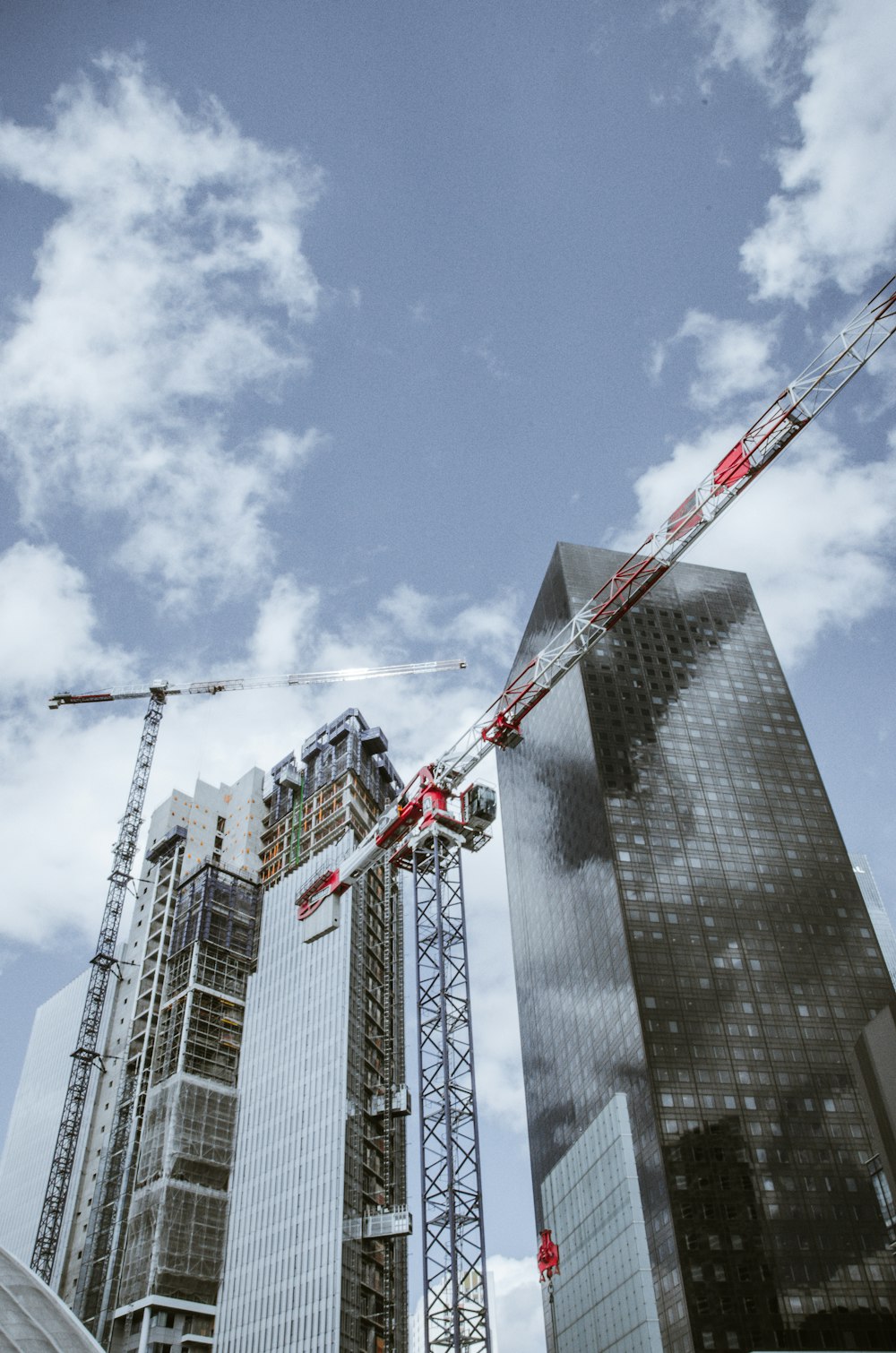 edifícios de concreto cinza