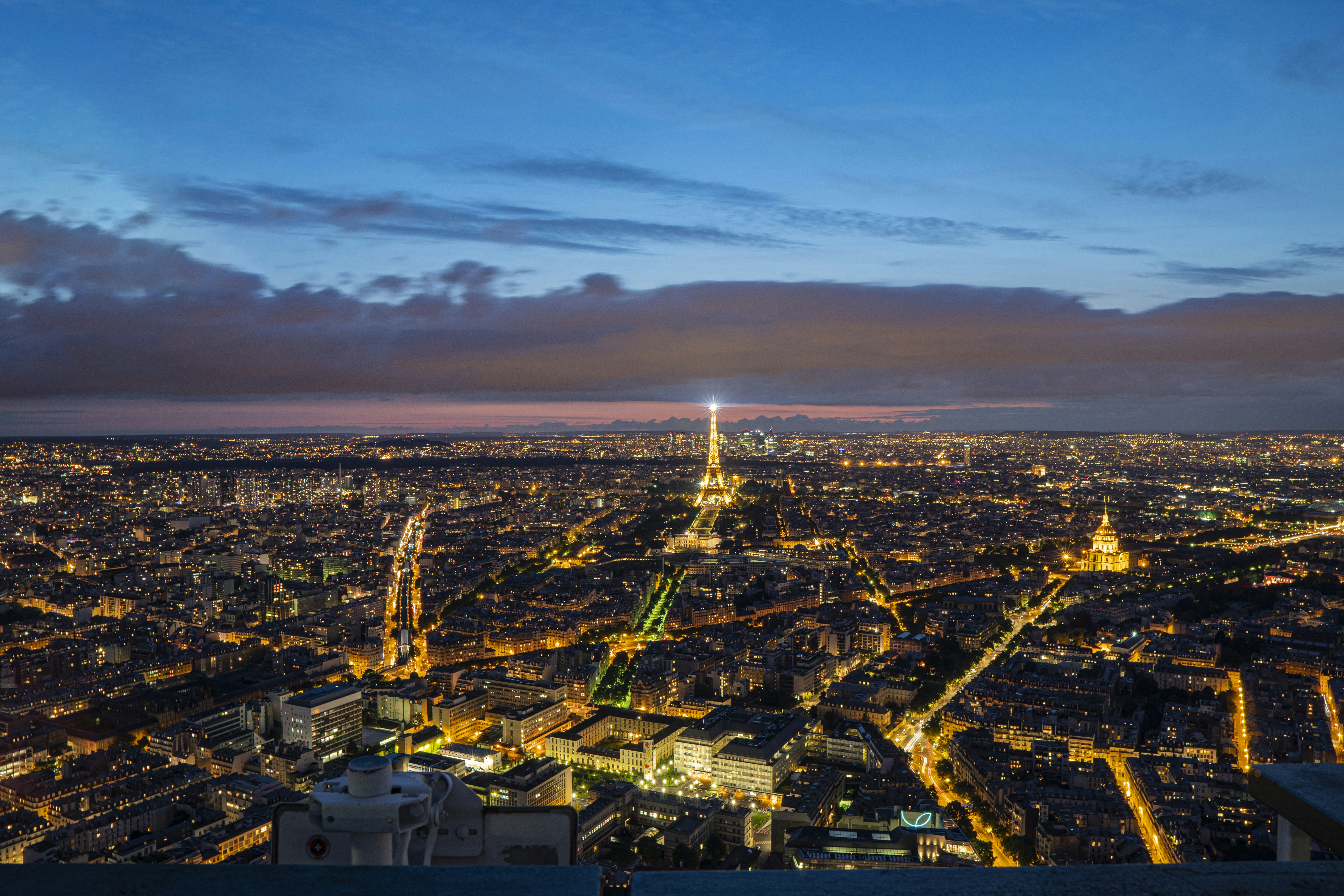 Fransa'nın teknoloji ekosistemini ve yükselen girişimlerini temsil eden, Paris manzarası üzerine eklenmiş dijital ağlar ve modern iş dünyası illüstrasyonu.