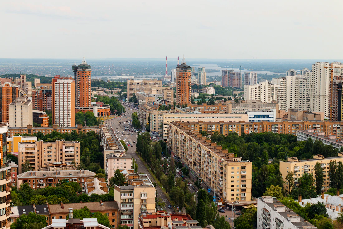 Київ з висоти: бульвар із деревами, житлові будинки, на горизонті Дніпро