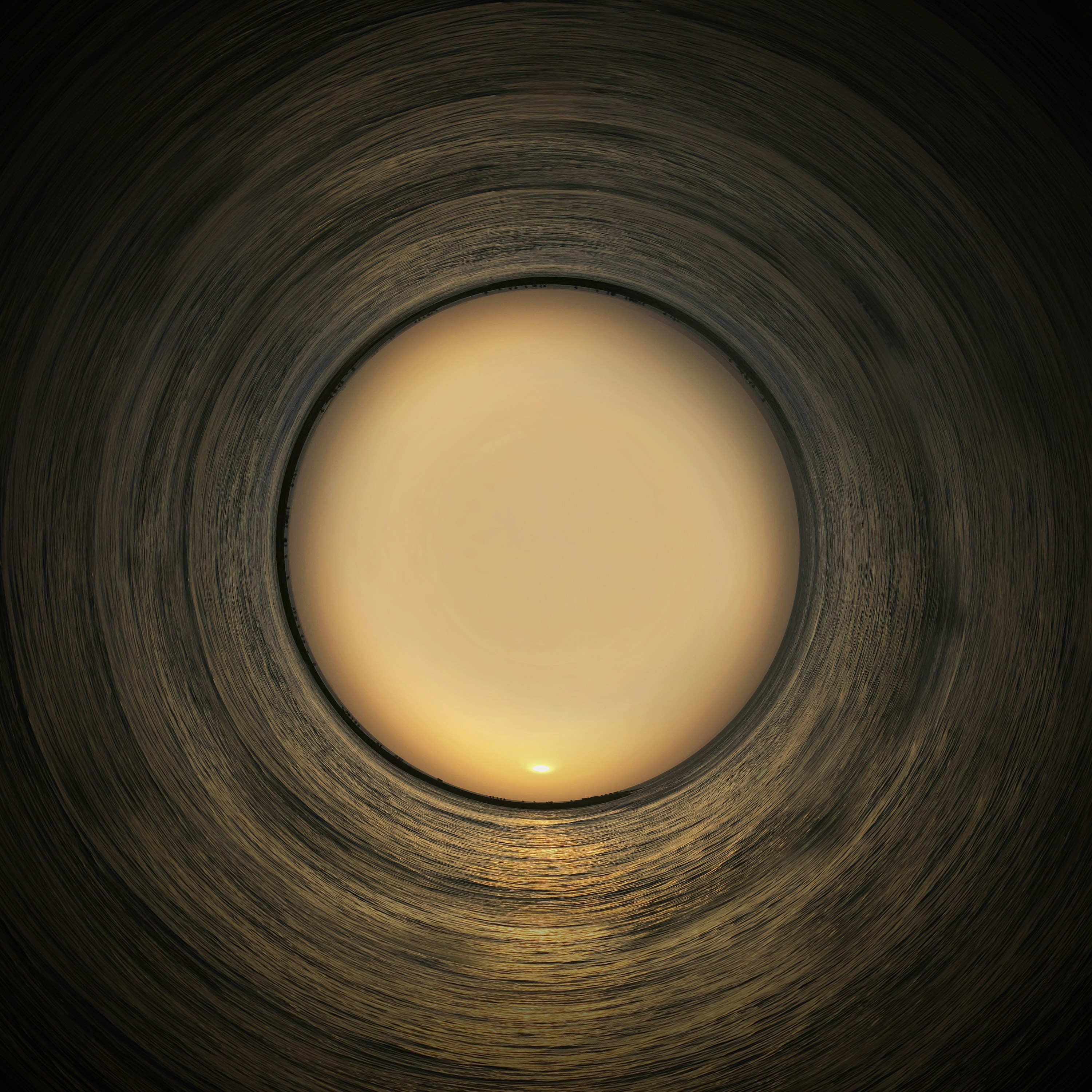 Un objeto circular con una luz en el medio