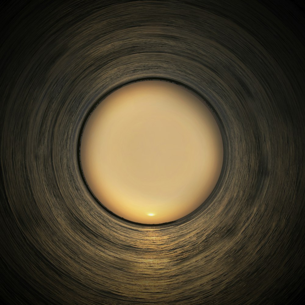 um objeto circular com uma luz no meio dele