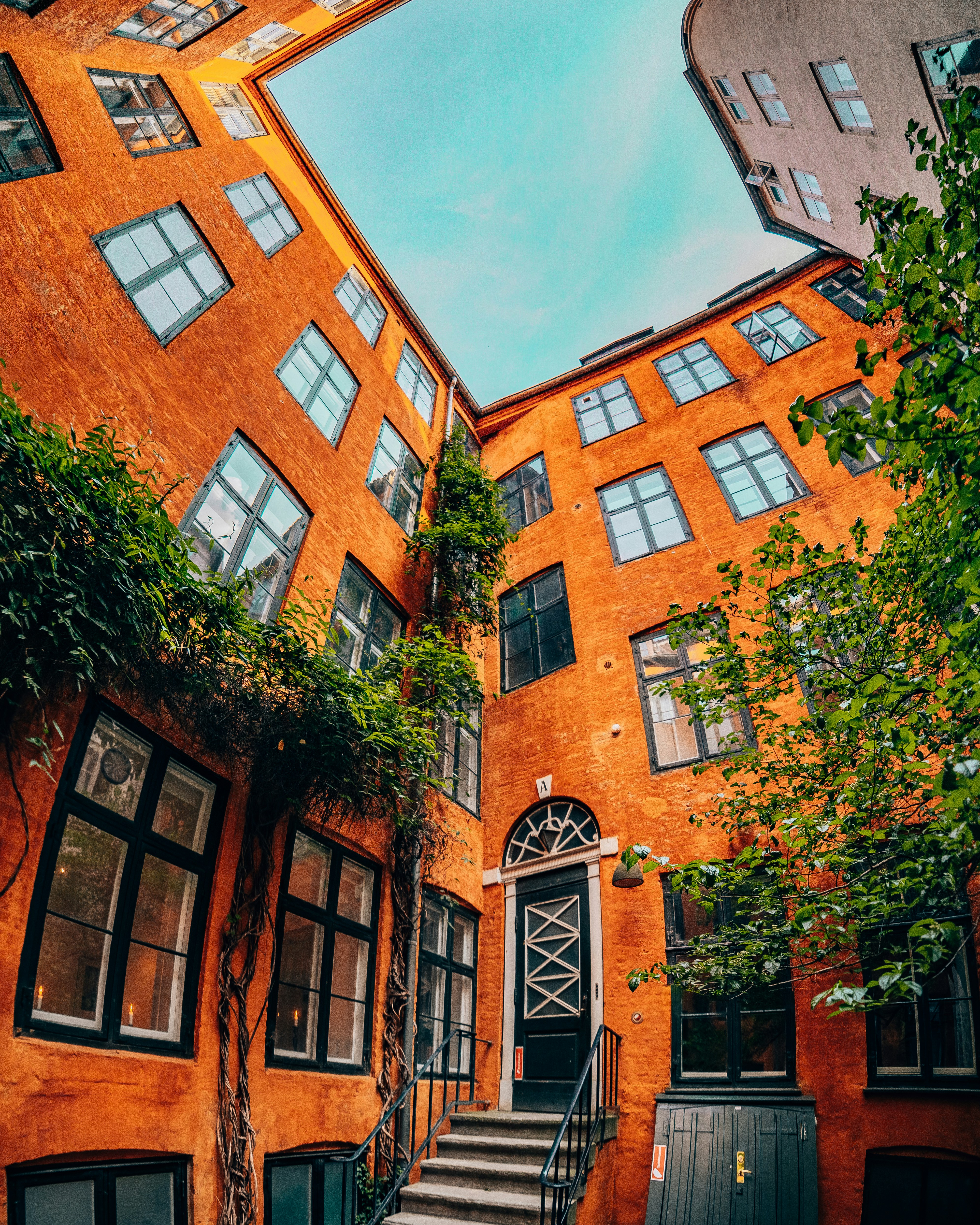 Architekturfoto eines orangefarbenen Gebäudes