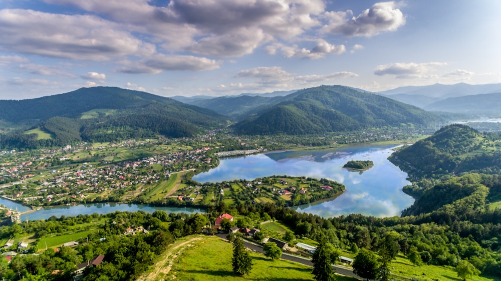 Photographie aérienne d’un plan d’eau