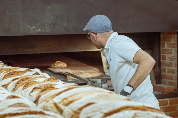 Profesional con uniforme blanco en una panadería
