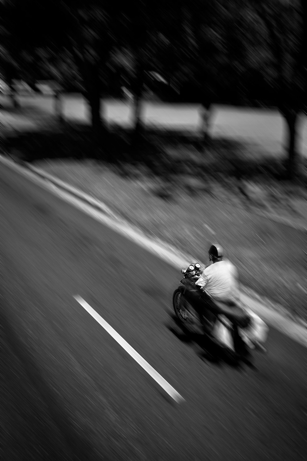 Foto panorâmica do homem que anda de motocicleta