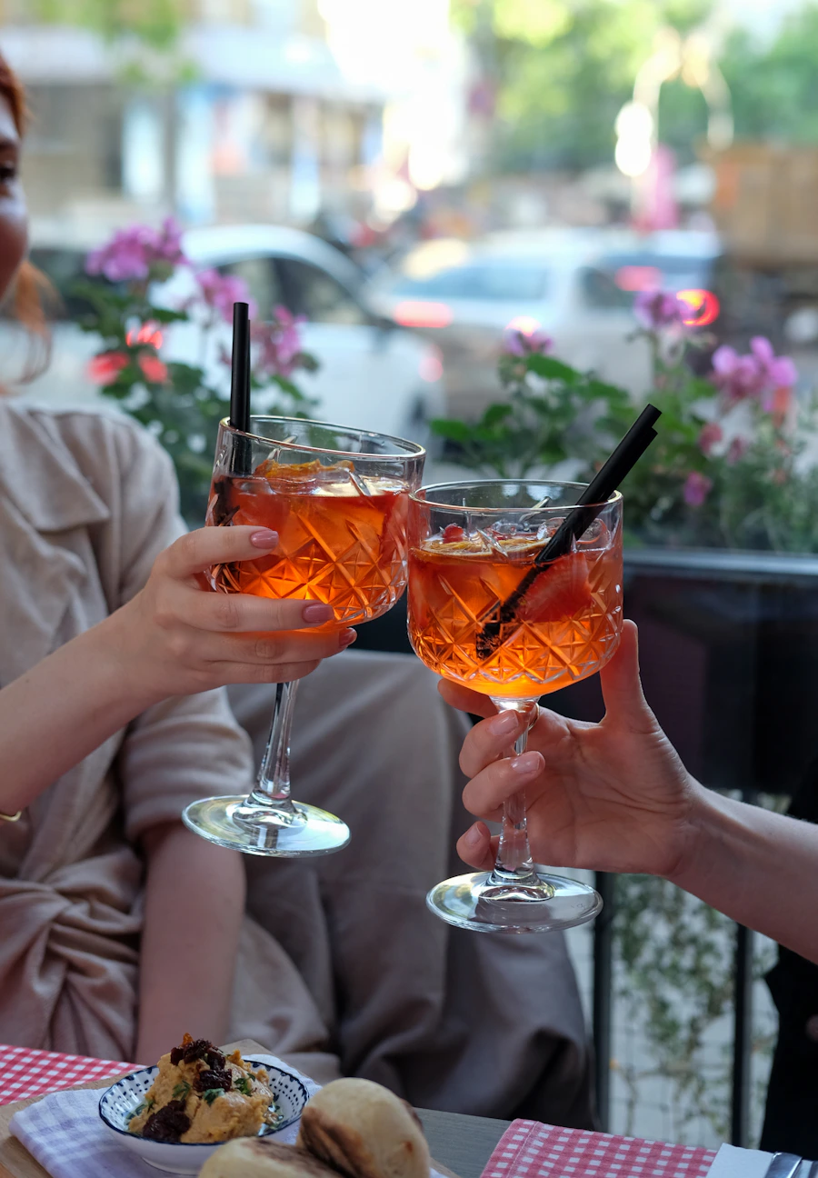 Toast włoskim aperitivo — zdjęcie stockowe