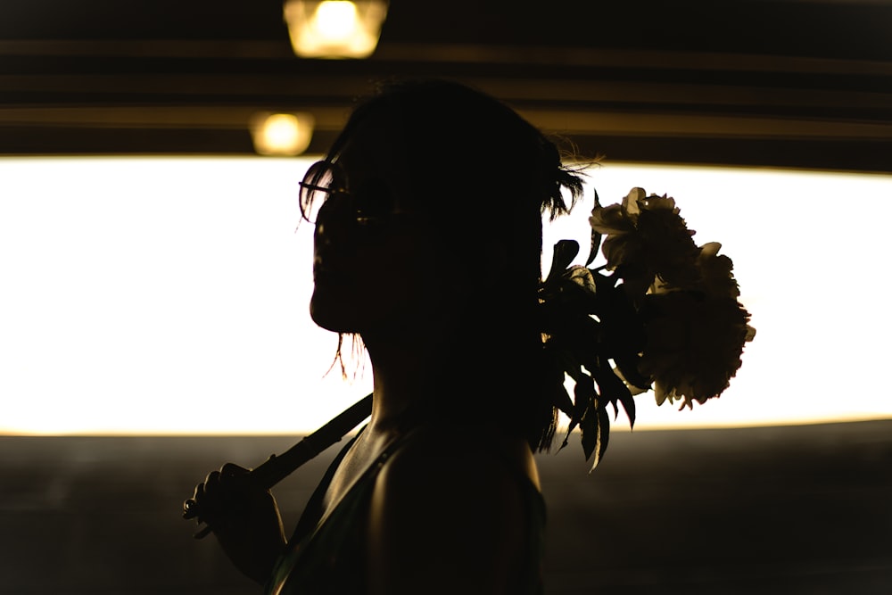 femme tenant une fleur