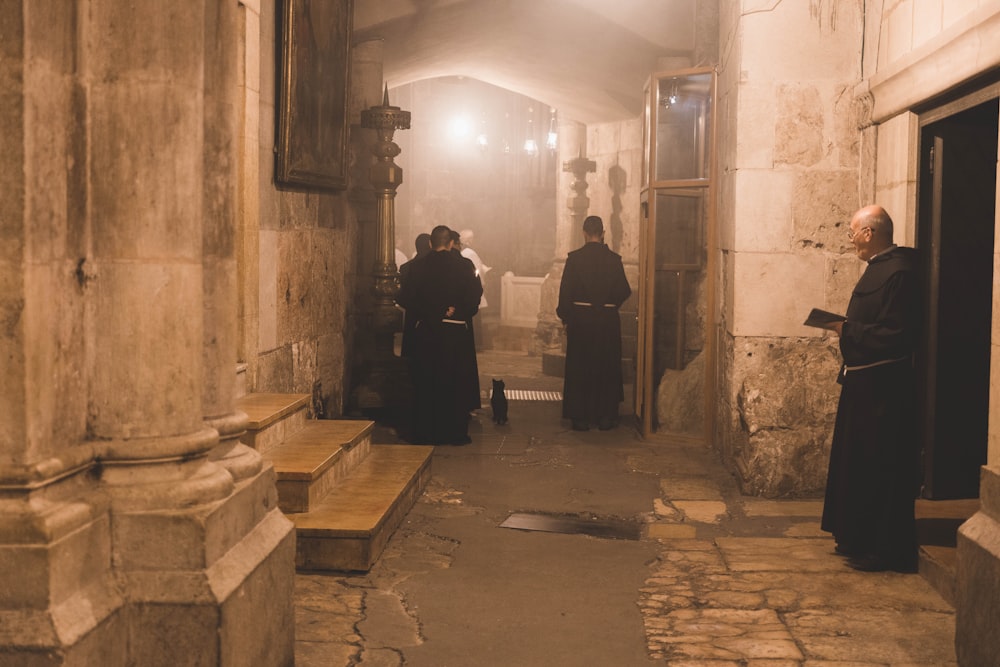 Priester stehen in hell erleuchtetem Raum