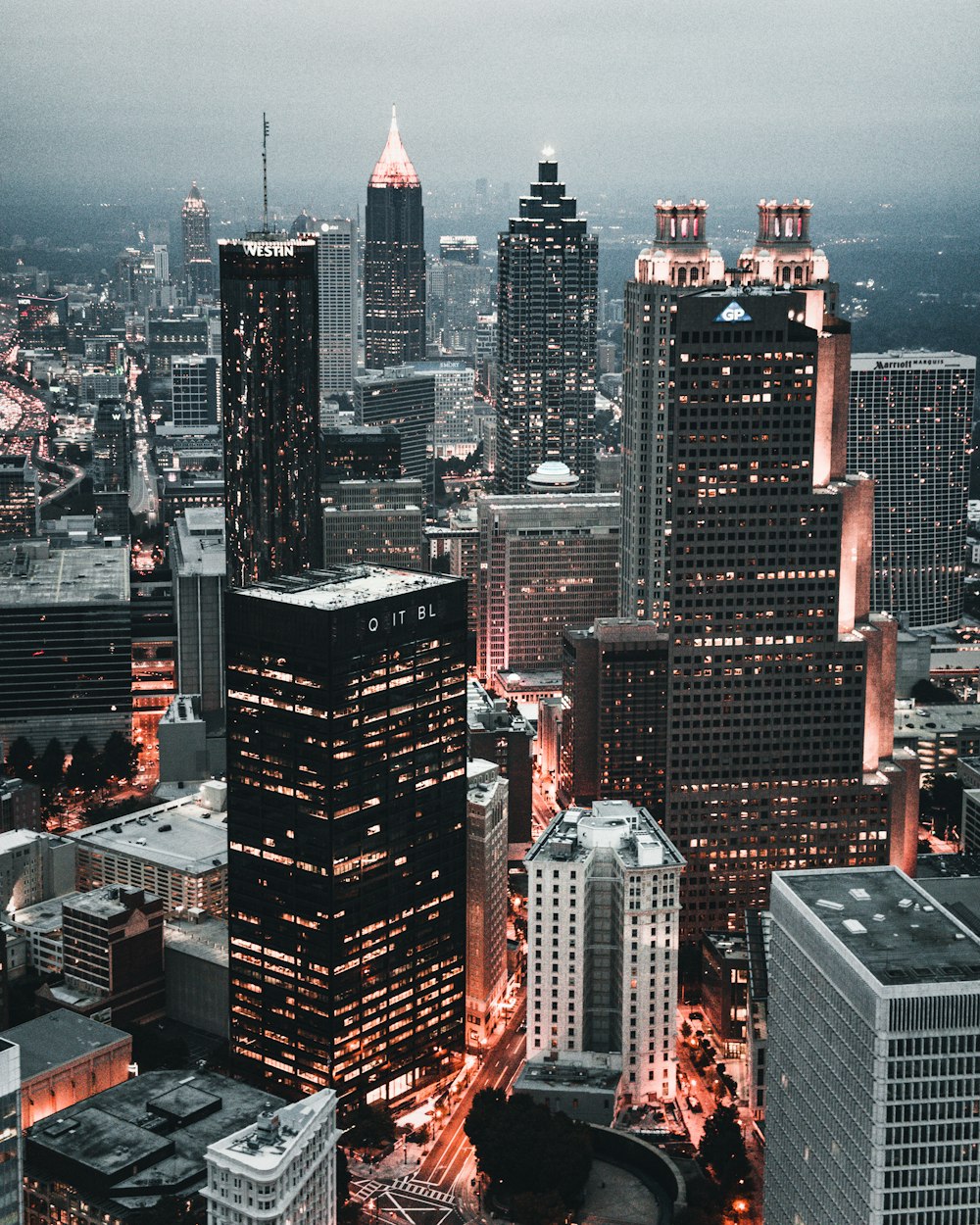 Foto aérea de un edificio de gran altura