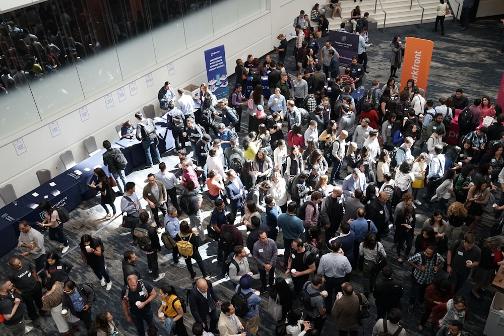 foule de personnes dans le hall d’entrée de l’immeuble