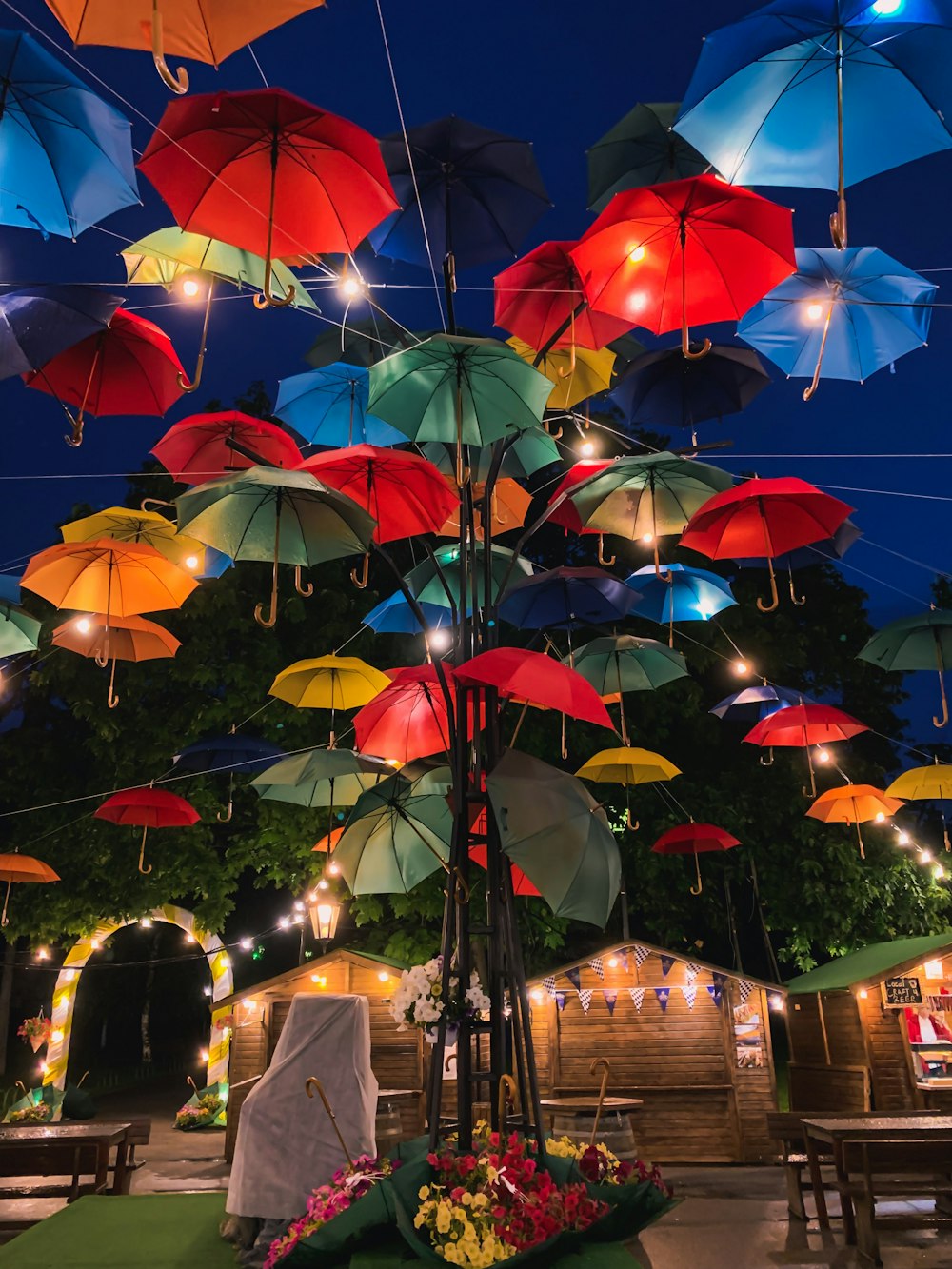 Hängender Regenschirm in verschiedenen Farben