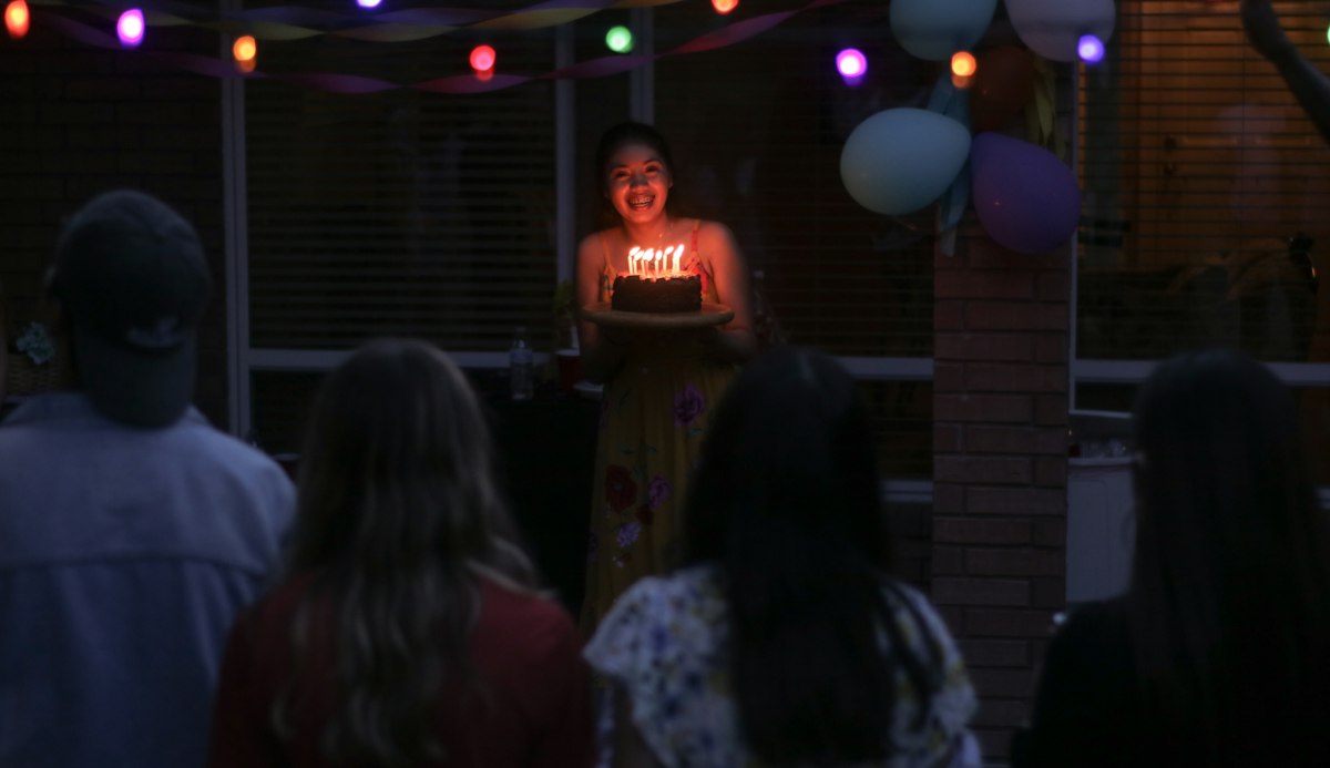 Arrivée du gâteau d'anniversaire en musique, DJ anniversaire à Toulon dans le Var