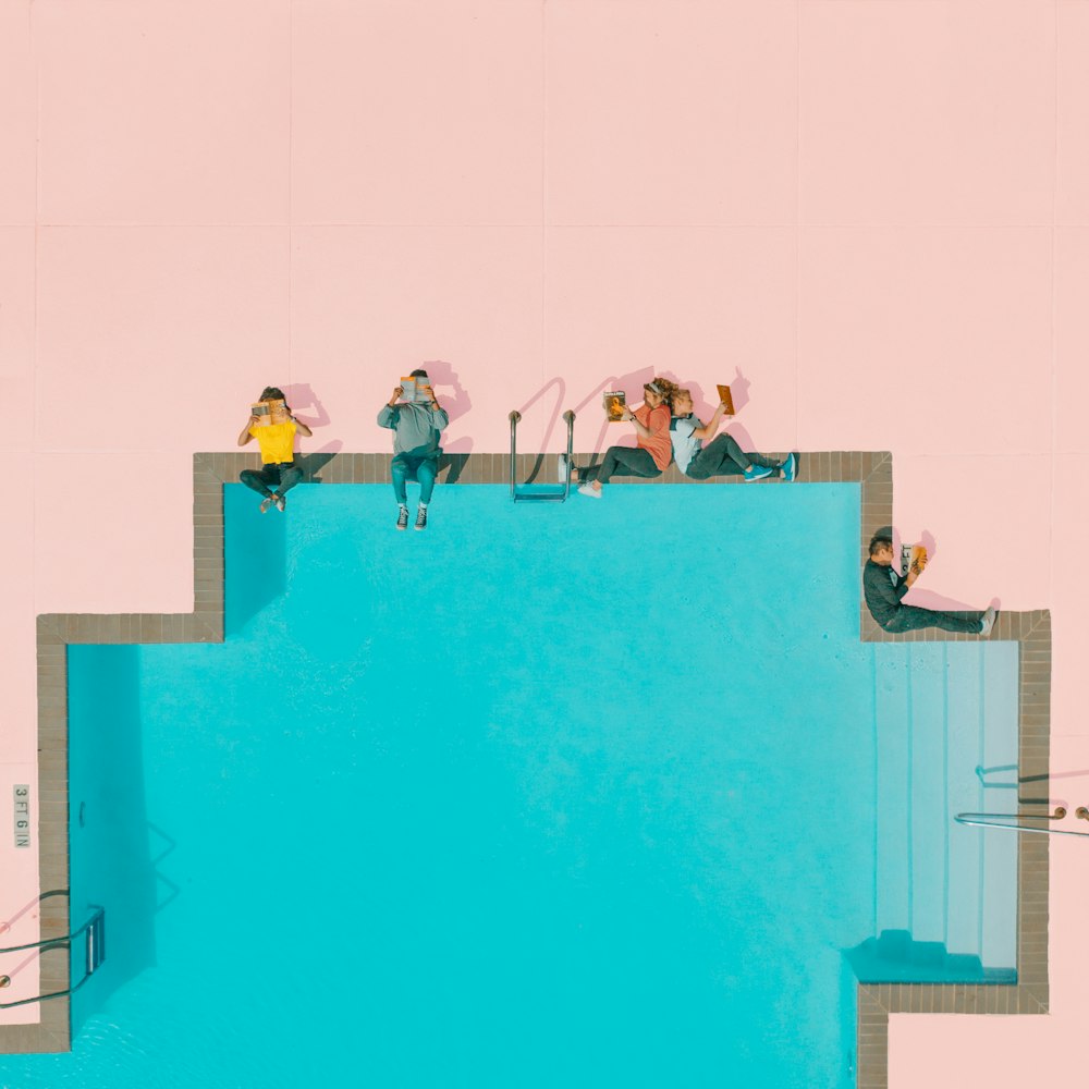 Pessoas ao lado da ilustração da piscina
