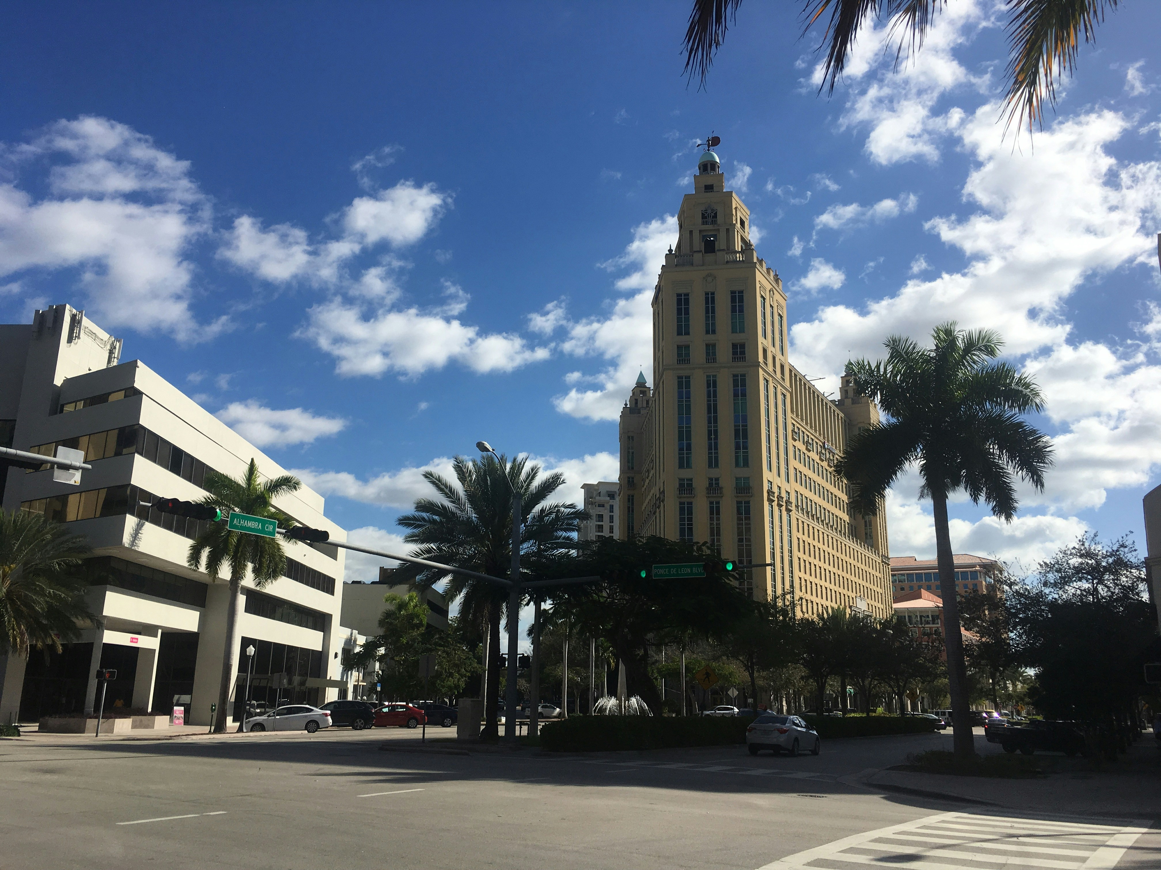 prédios e arvores em Coral Gables, um dos 4 bairros para morar em Miami