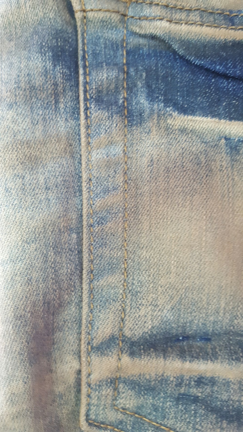 un gros plan d’une paire de jeans bleus