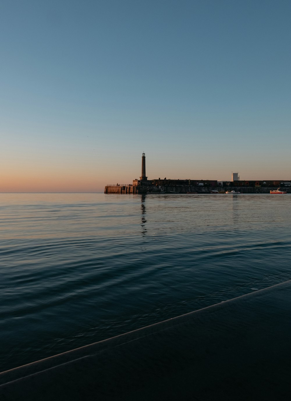 Specchio d'acqua durante l'ora d'oro