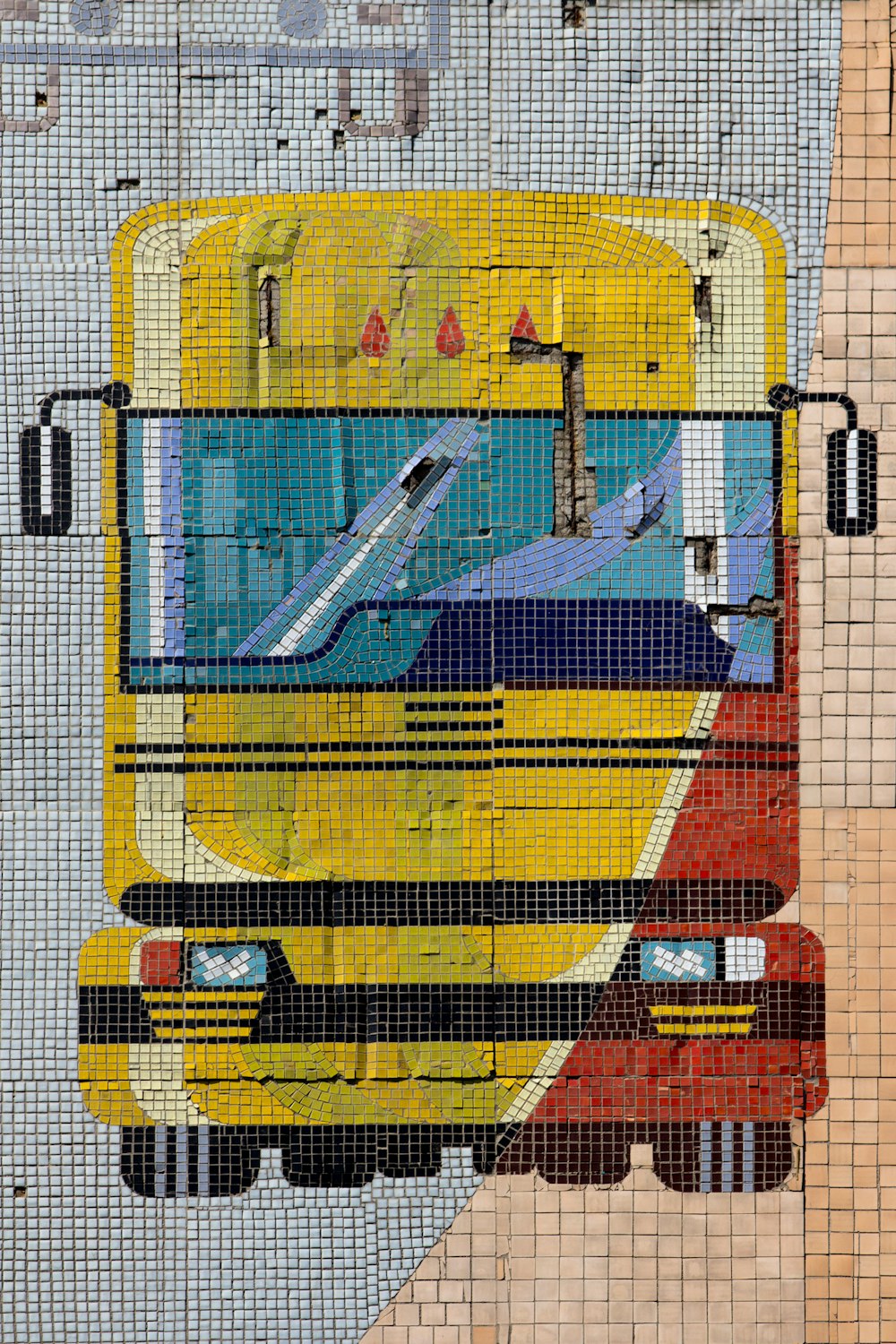Un autobus dipinto sul lato di un edificio