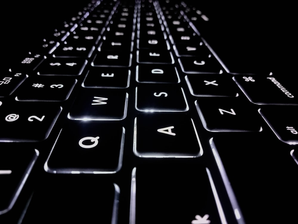 photo en gros plan des touches du clavier Apple en noir et blanc