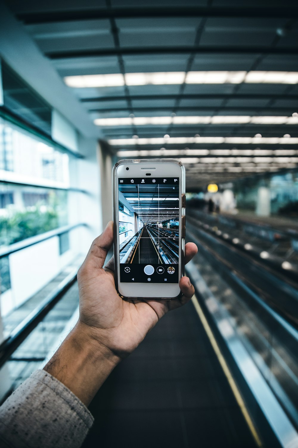 Person mit weißem Smartphone