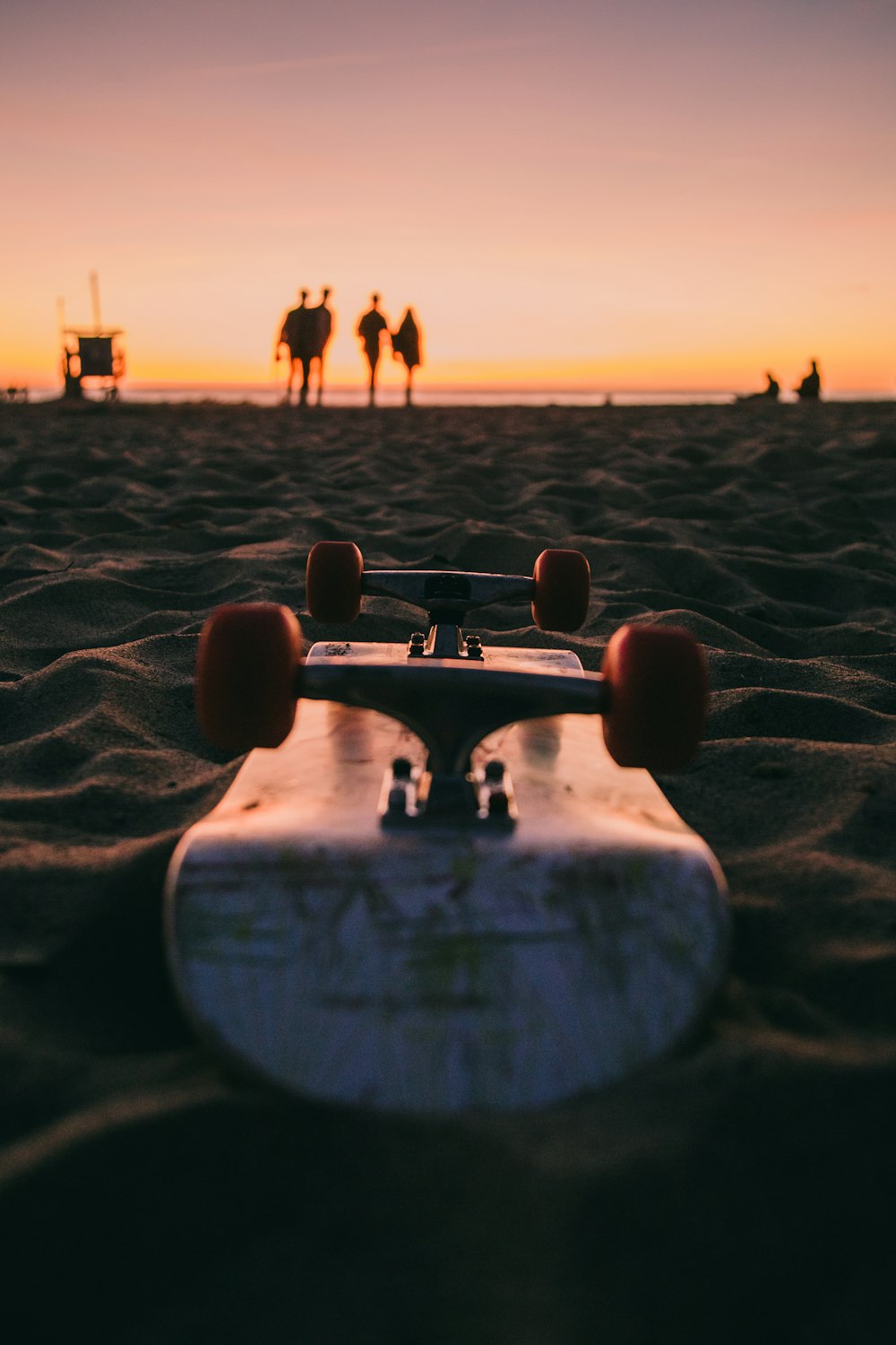 ビーチの砂の上のスケートボードのクローズアップ写真