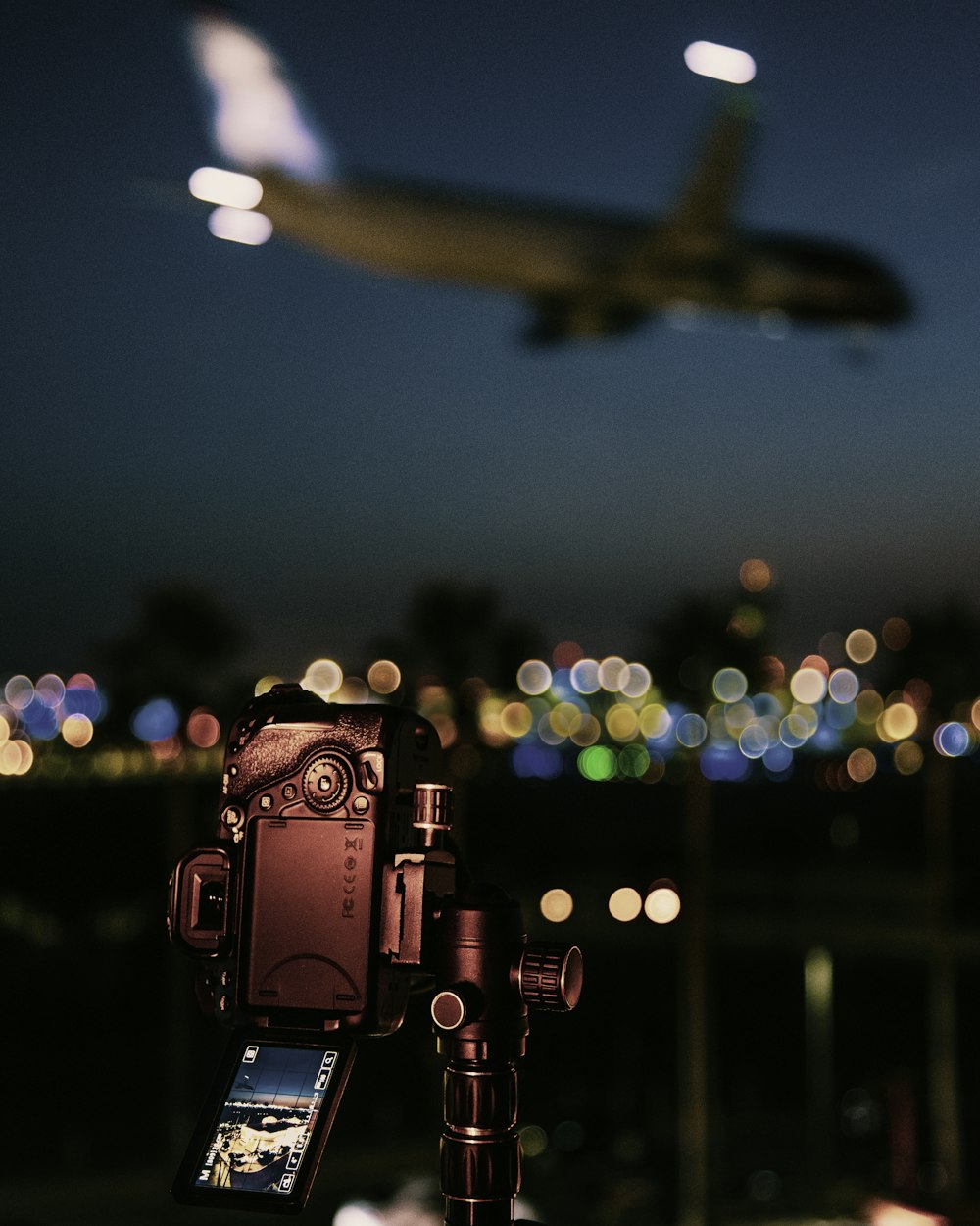 Cámara de video negra capturando un avión en vuelo