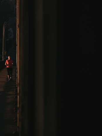 An evening runner on a dimly lit path highlighting the reflective features of lunakicks.